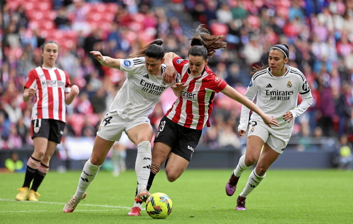 Jone Amezaga y María Méndez pugnan por el balón.