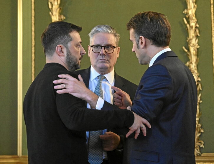 Volodimir Zelenski, con Keir Starmer y Emmanuel Macron, ayer en Londres.