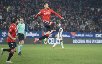 Aimar Oroz celebra uno de sus dos goles, antes de lesionarse en la segunda mitad.
