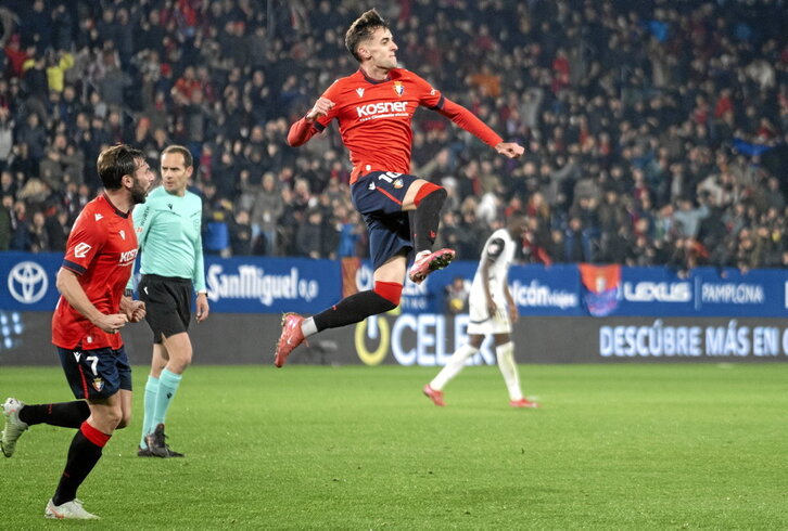 Aimar Oroz celebra uno de sus dos goles antes de lesionarse en la reanudación.