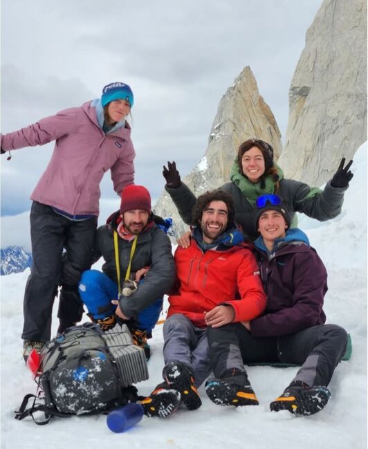 Tasio Martin (gorriz) erreskatatutako hiru txiletarrekin eta lagun batekin.