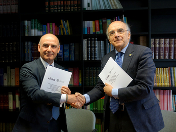 Andoni Aldekoa EITBko zuzendaria eta Andres Urrutia euskaltzainburua, hitzarmena sinatzeko ekitaldian.