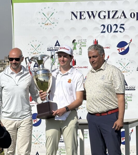 Javier Barcos, en El Cairo, con su primer trofeo como profesional.