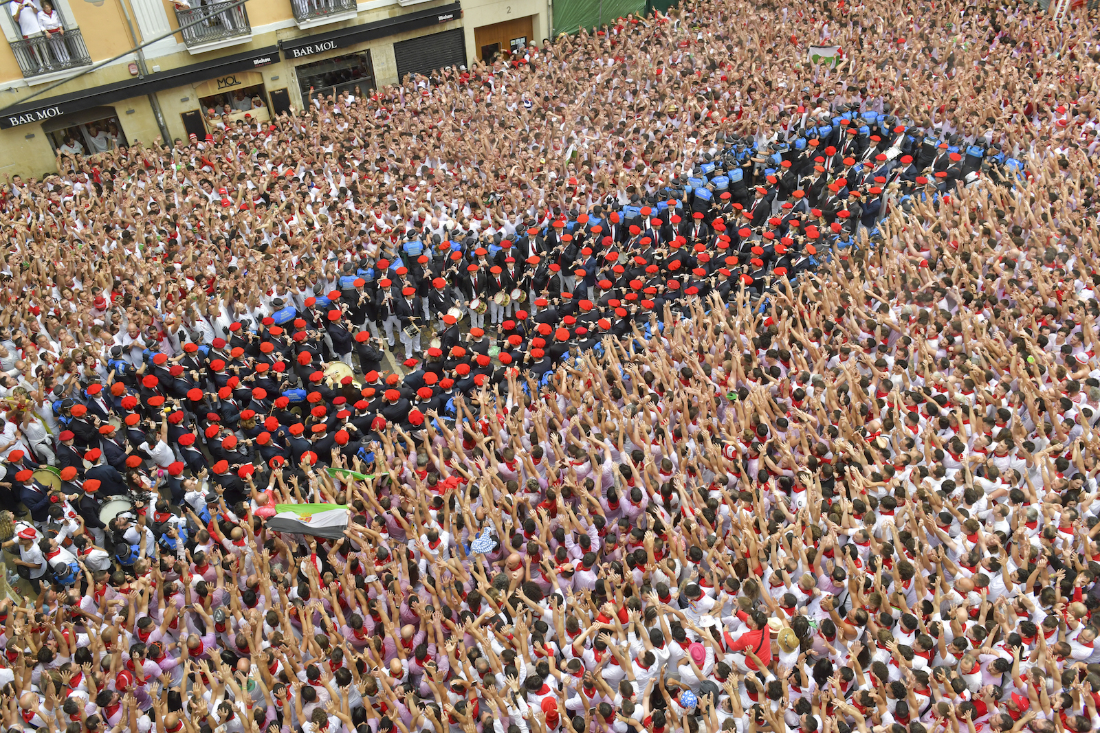 Los gaiteros desalojan una plaza del castillo abarrotada de jóvenes en 2025. (Iñigo URIZ | FOKU)