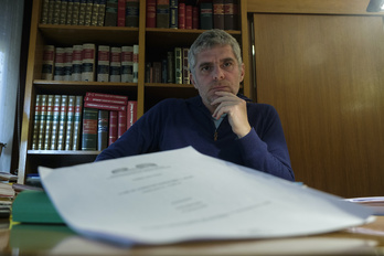 Reizabal, con la sentencia europea que declaró injusto el proceso a Xabier Atristain.