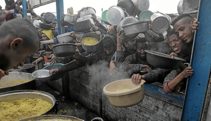 Entrega de alimentos en Jan Yunis.