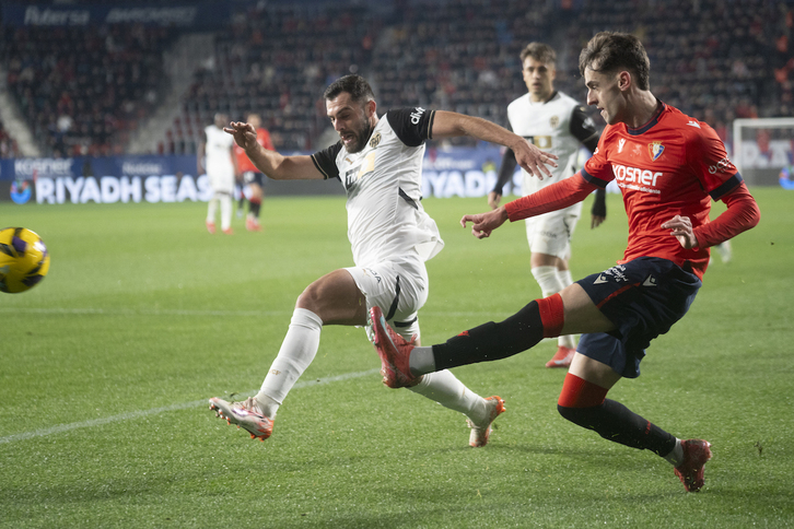 Aimar manda un centro al área en la primera parte ante el Valencia.