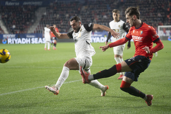Aimar manda un centro al área en la primera parte ante el Valencia.