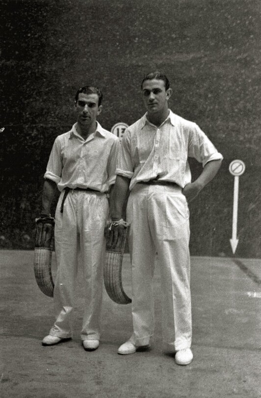 1944ko Espainiako Erremonte Txapelketaren finala Donostiako Urumea frontoian. Abrego I.a (ezkerrean) eta Salsamendi III.a.