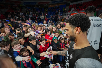 Markus Howard firma autógrafos a los jóvenes aficionados.