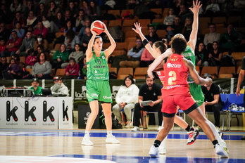 Laura Pardo, con el '13', en un partido con Araski.