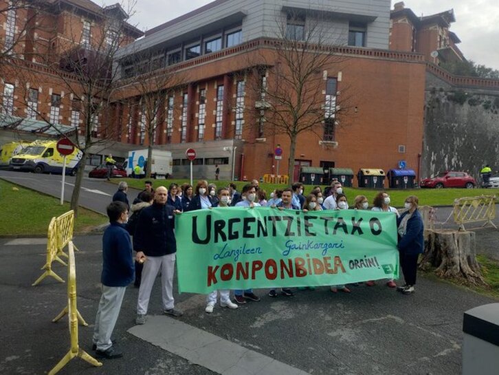 Concentración de trabajadores de Urgencias de Basurto.