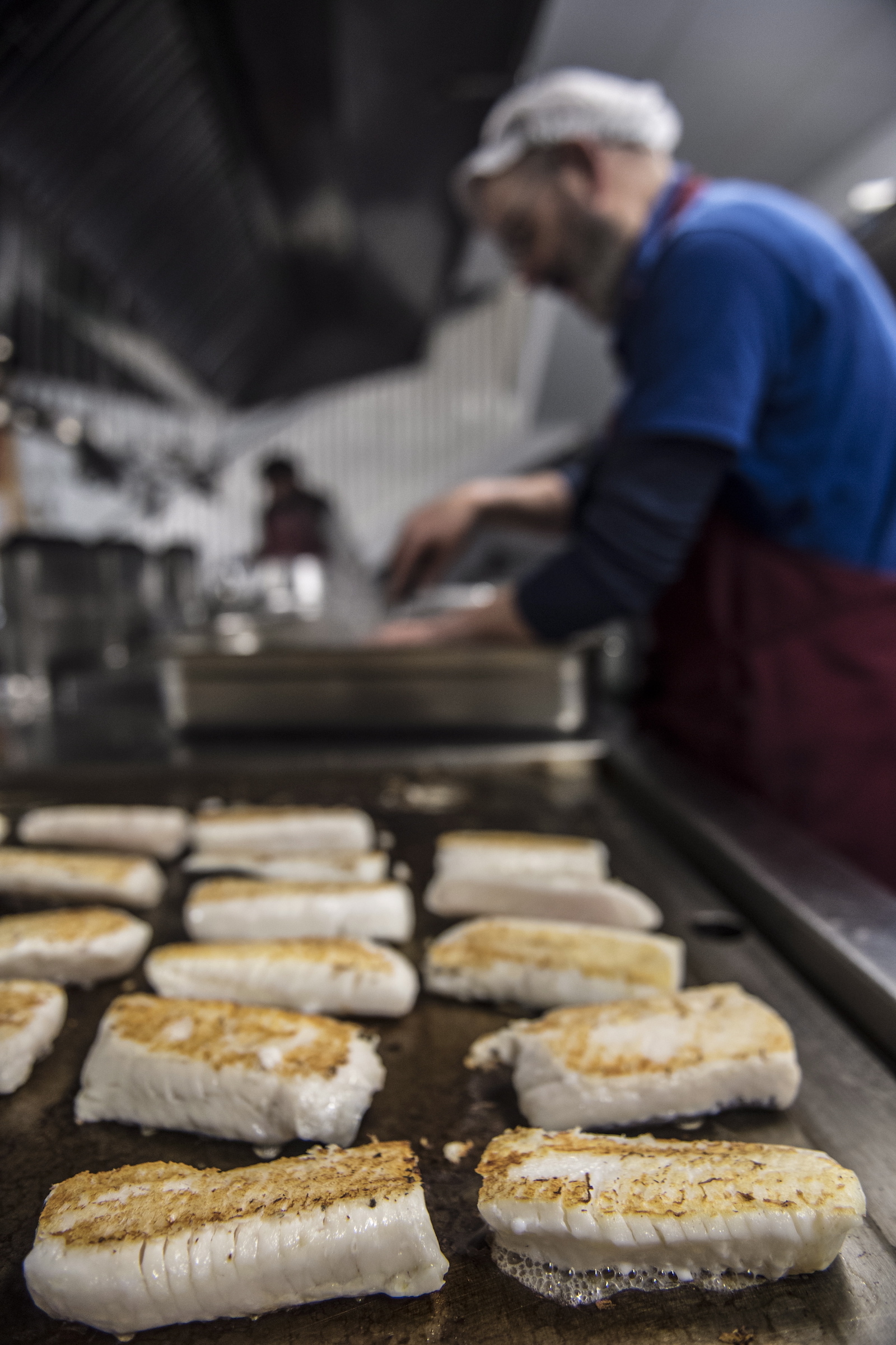 El París ofrece comidas y cenas y reparte cestas de alimentos y sopas desde hace 15 años. (Jagoba MANTEROLA | FOKU)