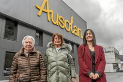 Mertxe Mogilincki y María Dolores Albisua, junto a la presidenta del Consejo Rector de Ausolan, Maialen Larrea.