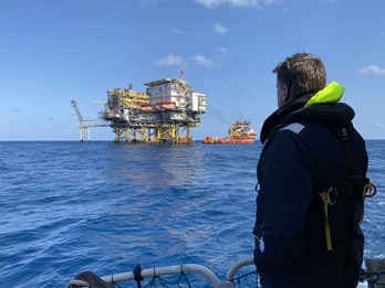 Sea Watch ha rescatado a 32 personas migrantes abandonadas desde hace cuatro días en la plataforma petrolífera de Miskar.