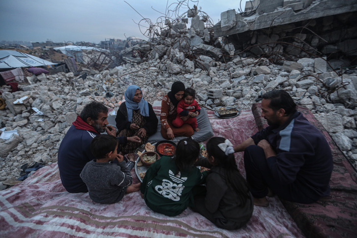 Una familia palestina, entre las ruinas de su vivienda en Beit Lahia.