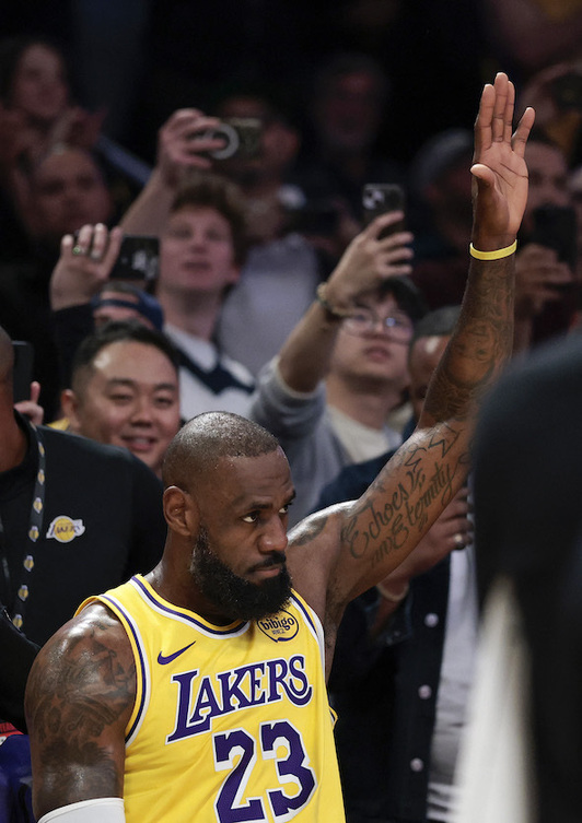 LeBron James saluda después de romper la barrera de los 50.000 puntos anotados en la NBA.