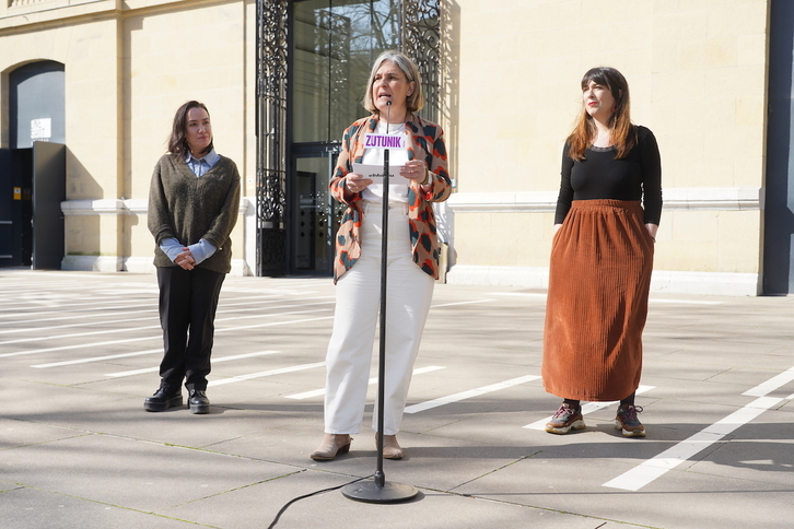 Zaloa Basabe, Nerea Kortajarena y Oihana Etxebarrieta en Donostia.