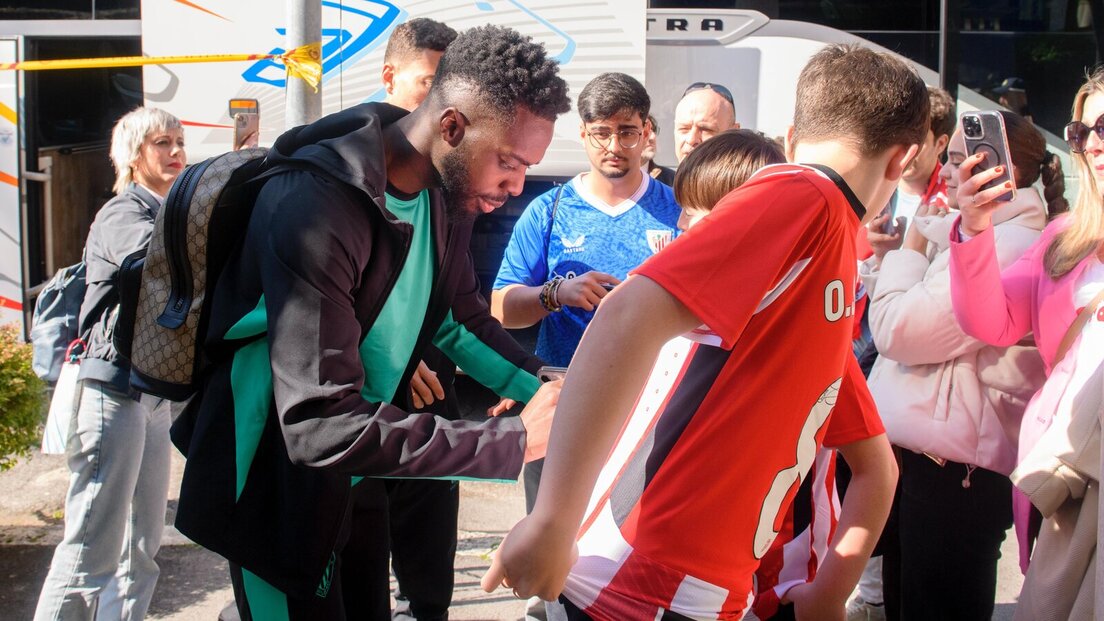 Iñaki Williams firma en la camiseta de un seguidor en la capital italiana.