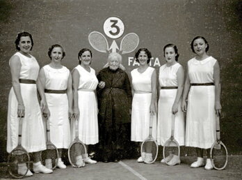 1938an Josefa Ignacia Albisuri Donostiako Gros pilotalekuan egindako omenaldian ateratako argazkia.