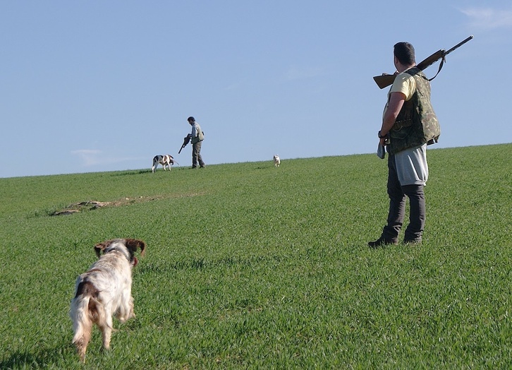 Dos cazadores, en una imagen de archivo.