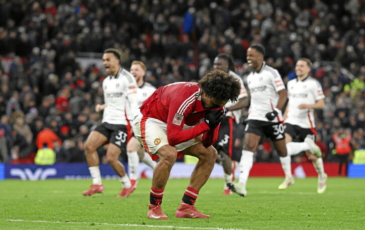 El delantero del Manchester United Joshua Zirkzee se lamenta del penalti errado en la quinta ronda de la FA Cup.