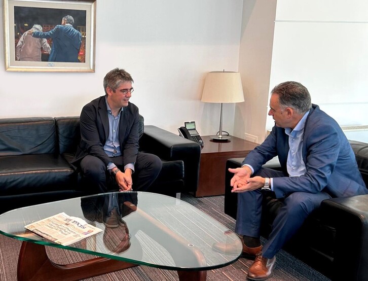 Gorka Elejabarrieta y Yamandú Orsi conversan en el despacho presidencial.