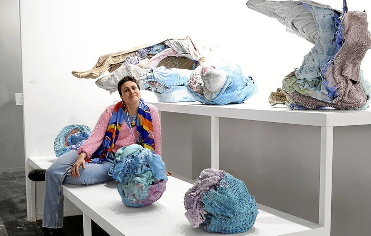 Elena Aitzkoa, junto a sus últimas esculturas, en el stand de la galería Rosa Santos.