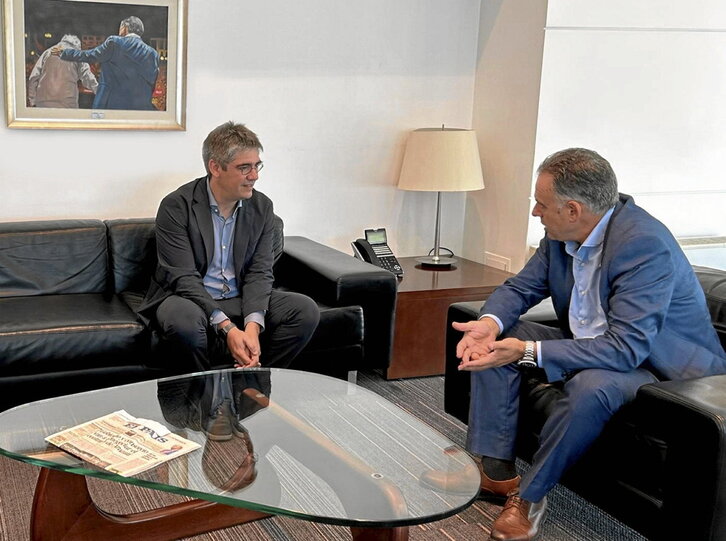 Elejabarrieta y Orsi, conversando en el despacho del nuevo presidente uruguayo.