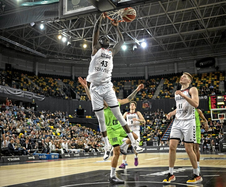 Sylla cerró la primera mitad con este mate a la contra.