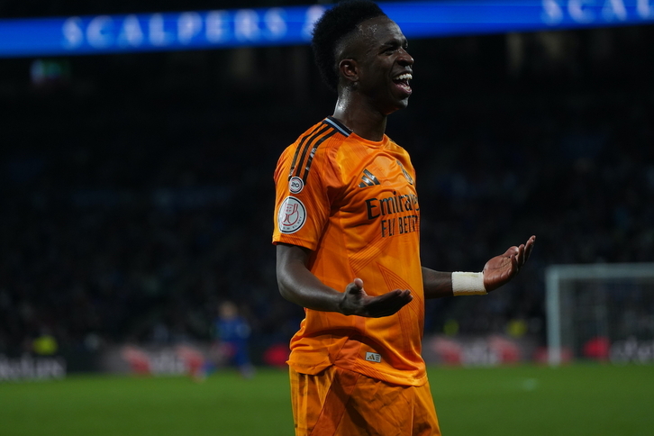 Vinicius jalea los gritos del público en el partido de Anoeta.