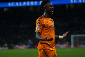 Vinicius jalea los gritos del público en el partido de Anoeta.