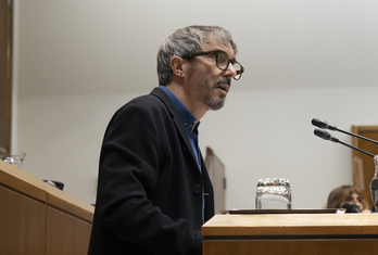 Josu Aztiria (EH BIldu) Gasteizko Parlamentuan, artxiboko irudi batean.