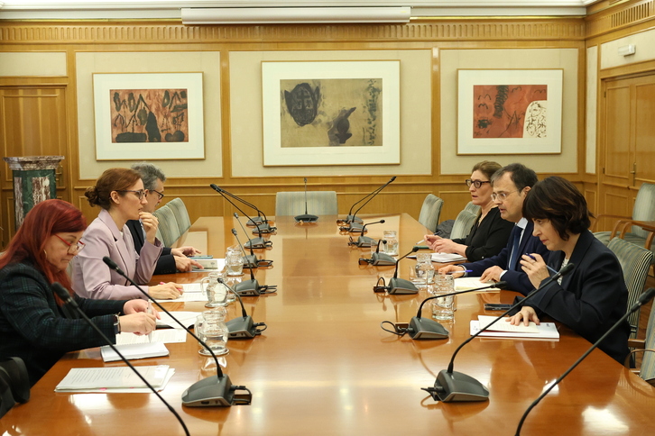 Reunión entre los responsables sanitarios del Gobierno español y de Lakua.