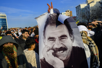 Imagen del líder kurdo, Abdullah Öcalan, en la ciudad de Diyarbakir, tras su declaración el 27 de octubre.
