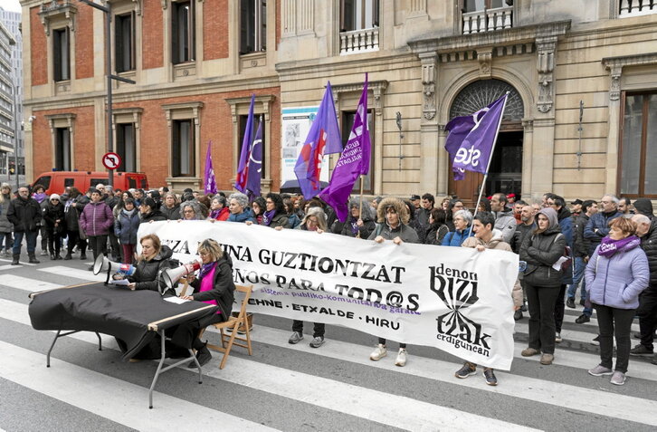 La marcha por un sistema público de cuidados detalló sus reivindicaciones ante la sede del Parlamento navarro.