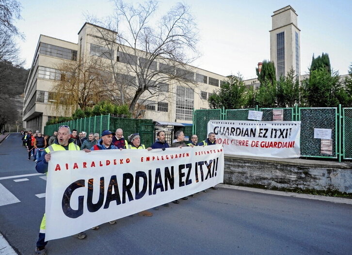 Movilización de los trabajadores y trabajadoras de Guardian en contra del cierre.