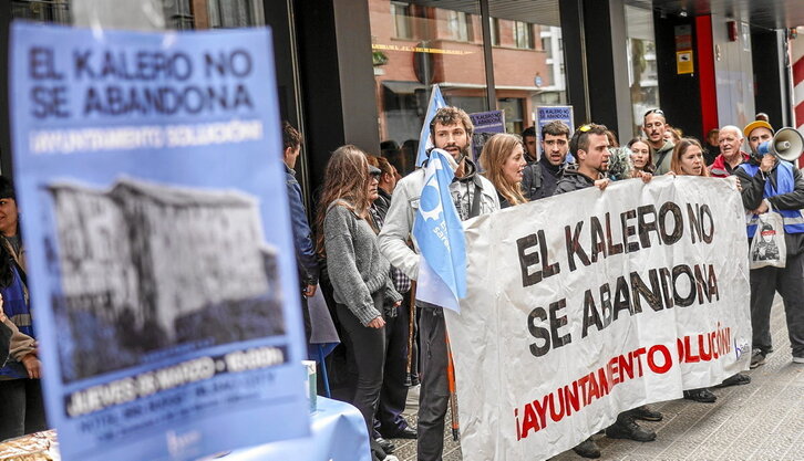 Concentración convocada ayer por el sindicato de vivienda Batu a las puertas del Hotel Ibis Budget de Basurtu.