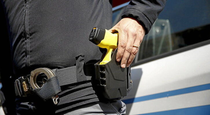 Imagen de archivo de una gente de Policía con una pistola táser.