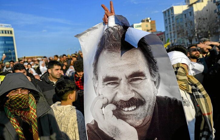 Imagen del líder kurdo, Abdullah Öcalan, en la ciudad de Diyarbakir, tras su declaración el 27 de octubre.