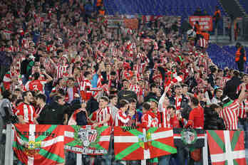 La afición del Athletic en una de las gradas del Estadio Olímpico de Roma.