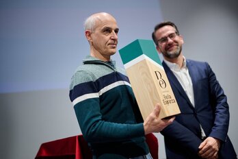 Miguel Ángel Aristorena posa con su premio.