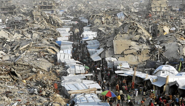 Un mercado entre las ruinas del campo de refugiados de Yabalia, en el norte de Gaza.