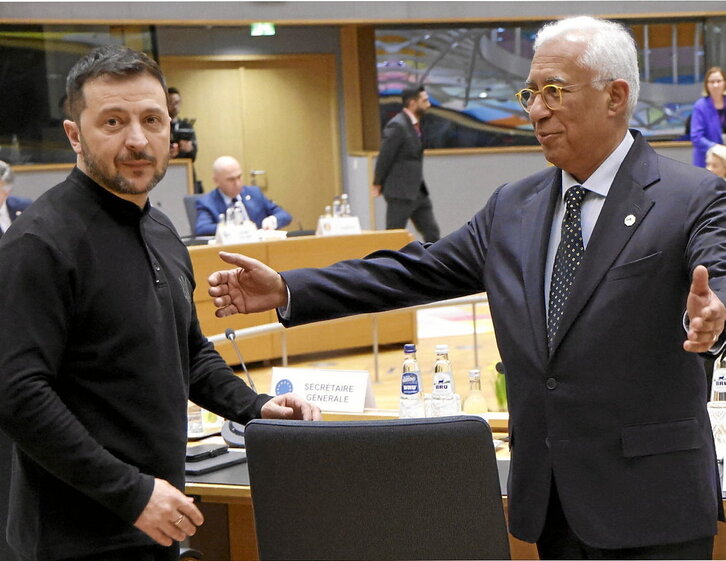 Antonio Costa saluda a Volodimir Zelenski al inicio de la reunión del Consejo Europeo.
