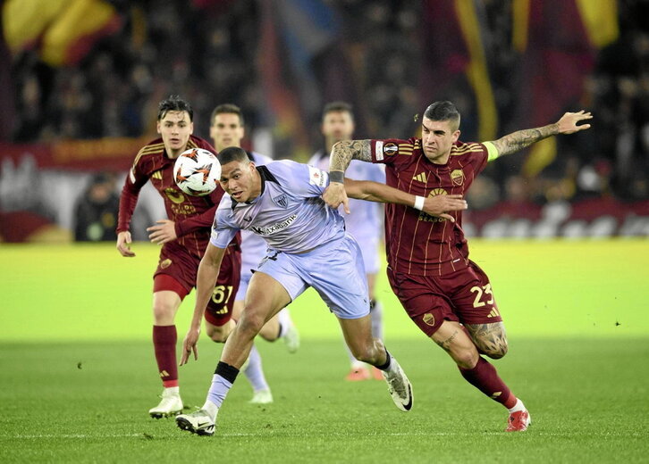 Sannadi, debutante en competición europea, pugna con Mancini, que no se le despegó en todo el partido.