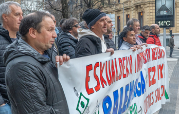 Concentración de trabajadores de Astilleros Balenciaga ante la sede del PSE en Donostia, el pasado 11 de febrero.