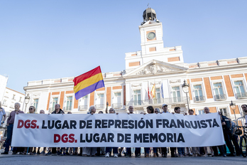 Concentración en apoyo a la declaración como Lugar de Memoria de la actual sede del Gobierno madrileño, a sus espaldas.