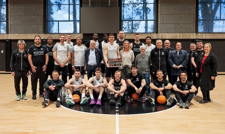 Foto de familia con tarta incluida para celebrar los 25 años de la creaciñón de Bilbao Basket Berri.