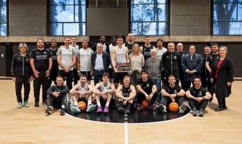 Foto de familia con tarta incluida para celebrar los 25 años de la creaciñón de Bilbao Basket Berri.