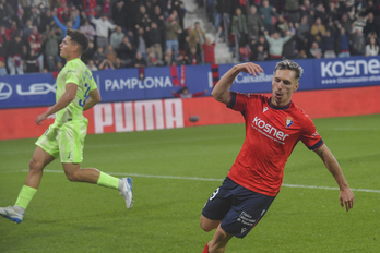 Bryan ya sabe lo que es marcar golazos al Barça, primero con Granada y luego con Osasuna, este de la ida.